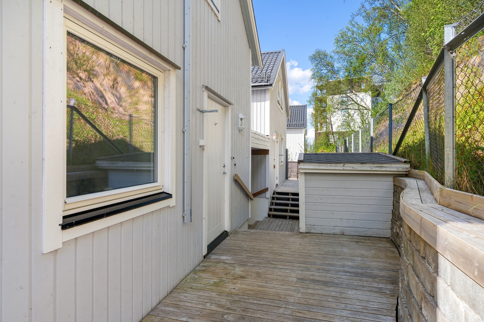 De sør-østvendte terrassene ved inngangspartiet utgjør til sammen ca. 19 m². Galleribilde
