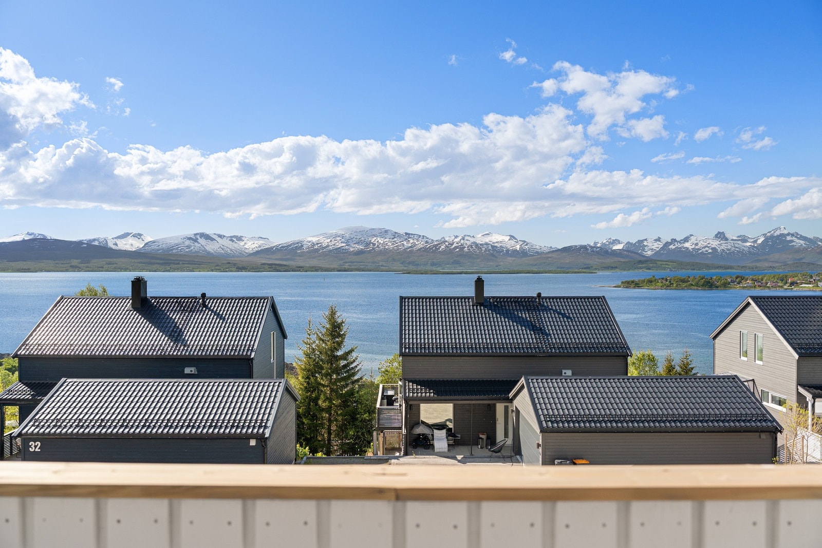Utsikt mot fastlandet og fjellene i øst. Galleribilde