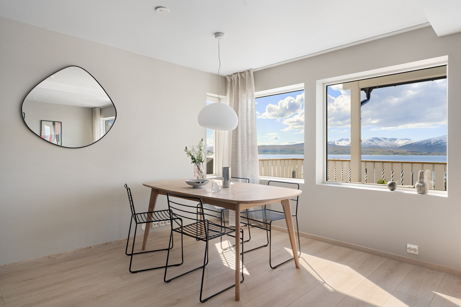 Spisestuen har plass til et stort spisebord og er en naturlig del av den åpne løsningen. Galleribilde