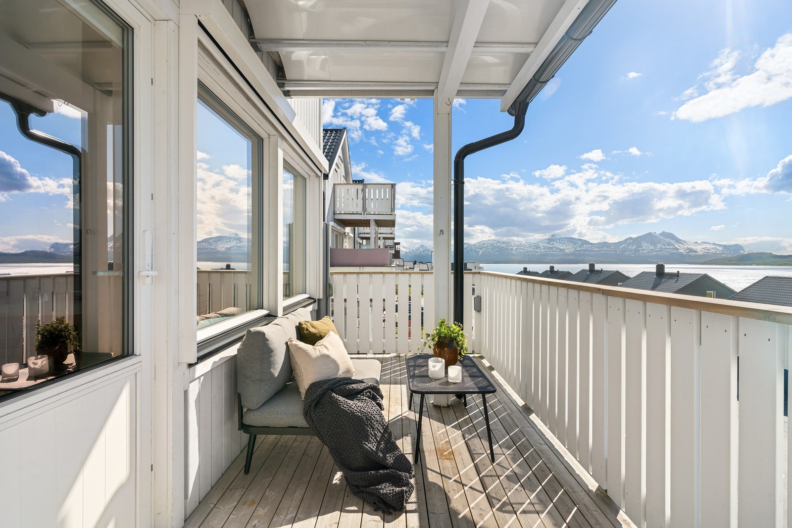 Terrasse utenfor stuen er delvis overbygget. Galleribilde