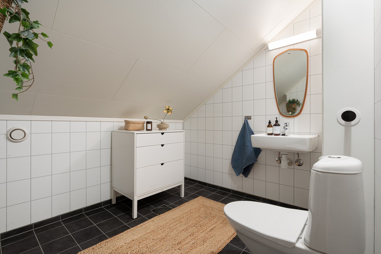 Toalettrom i loftsetasjen med fliser og elektrisk gulvvarme. Galleribilde