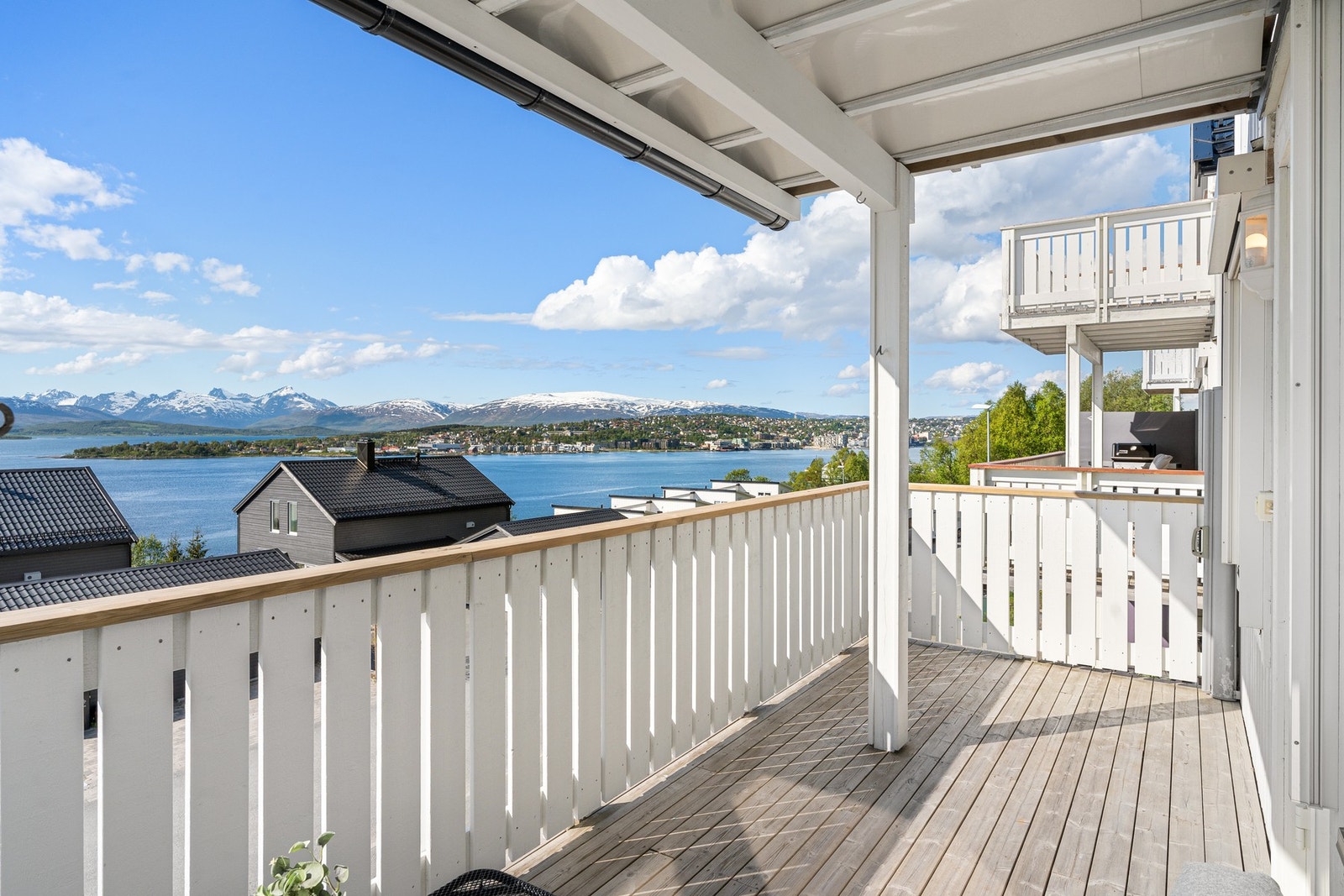 Fra terrassen ser man over Tromsøysundet mot Tromsøya. Galleribilde
