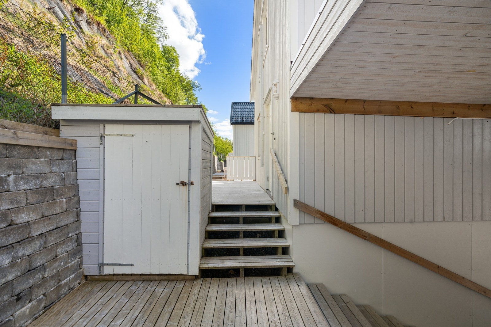 Ved inngangspartiet er det en praktisk redskapsbod på ca. 1,4 m². Galleribilde