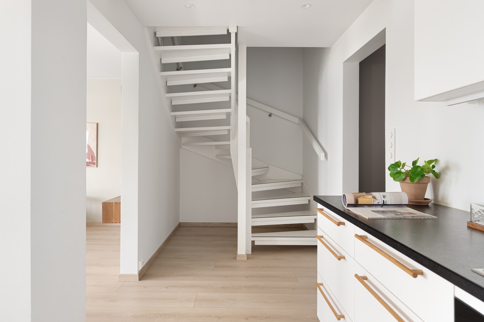 Den malte tretrappen med sklisikre inntrinn leder opp til loftsetasjen. Galleribilde