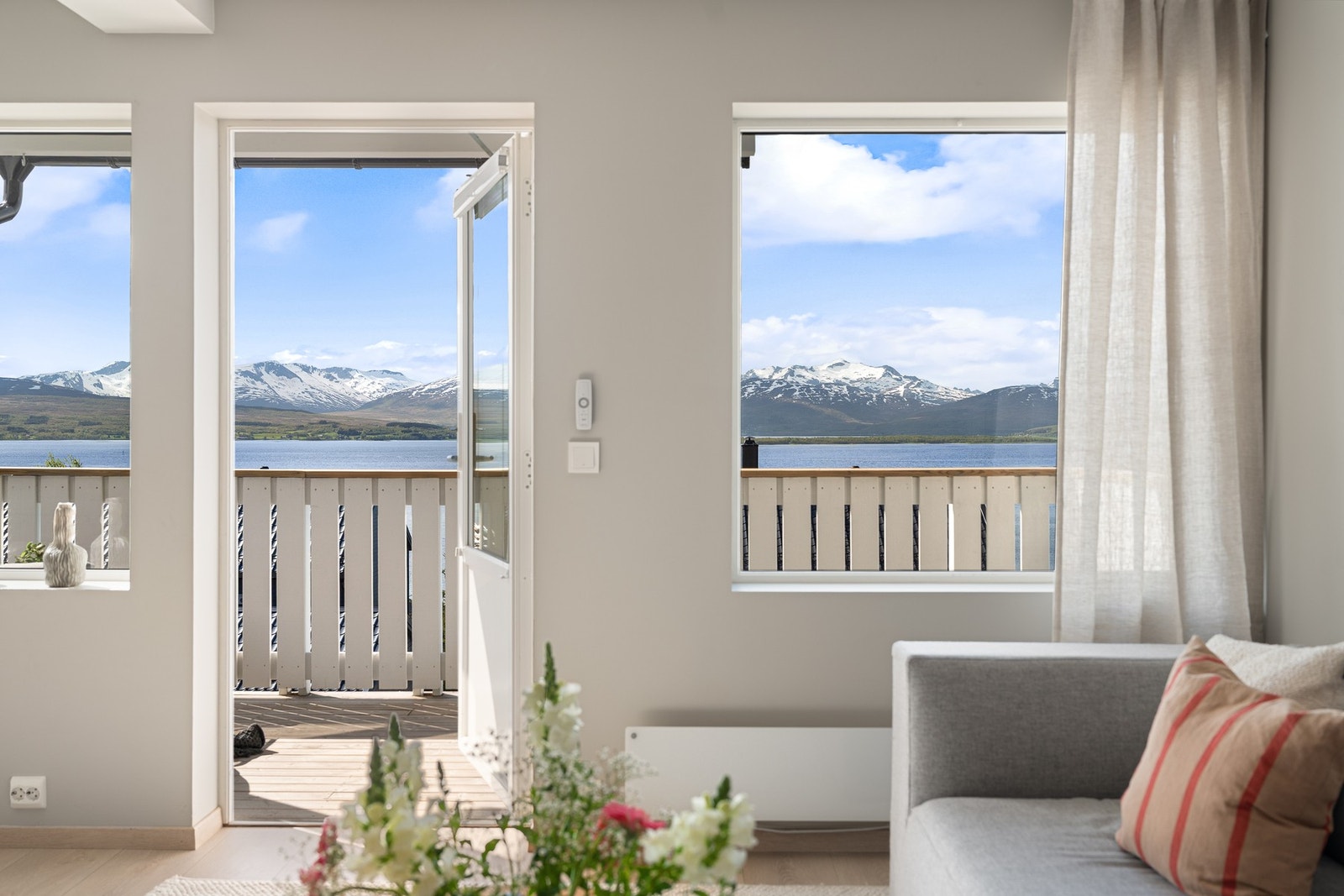 Balkongdøren er en isolert tredør med 2-lags isolerglass, fra byggeåret 2014. Galleribilde