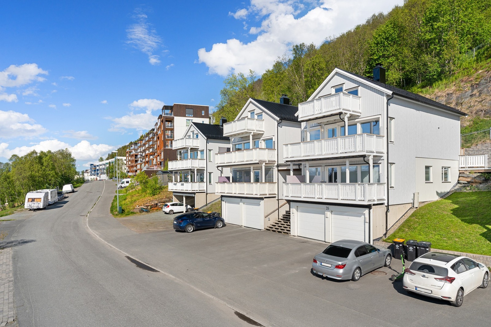Eiendommen ligger i et etablert boligområde på Midtre Kaldslett. Galleribilde