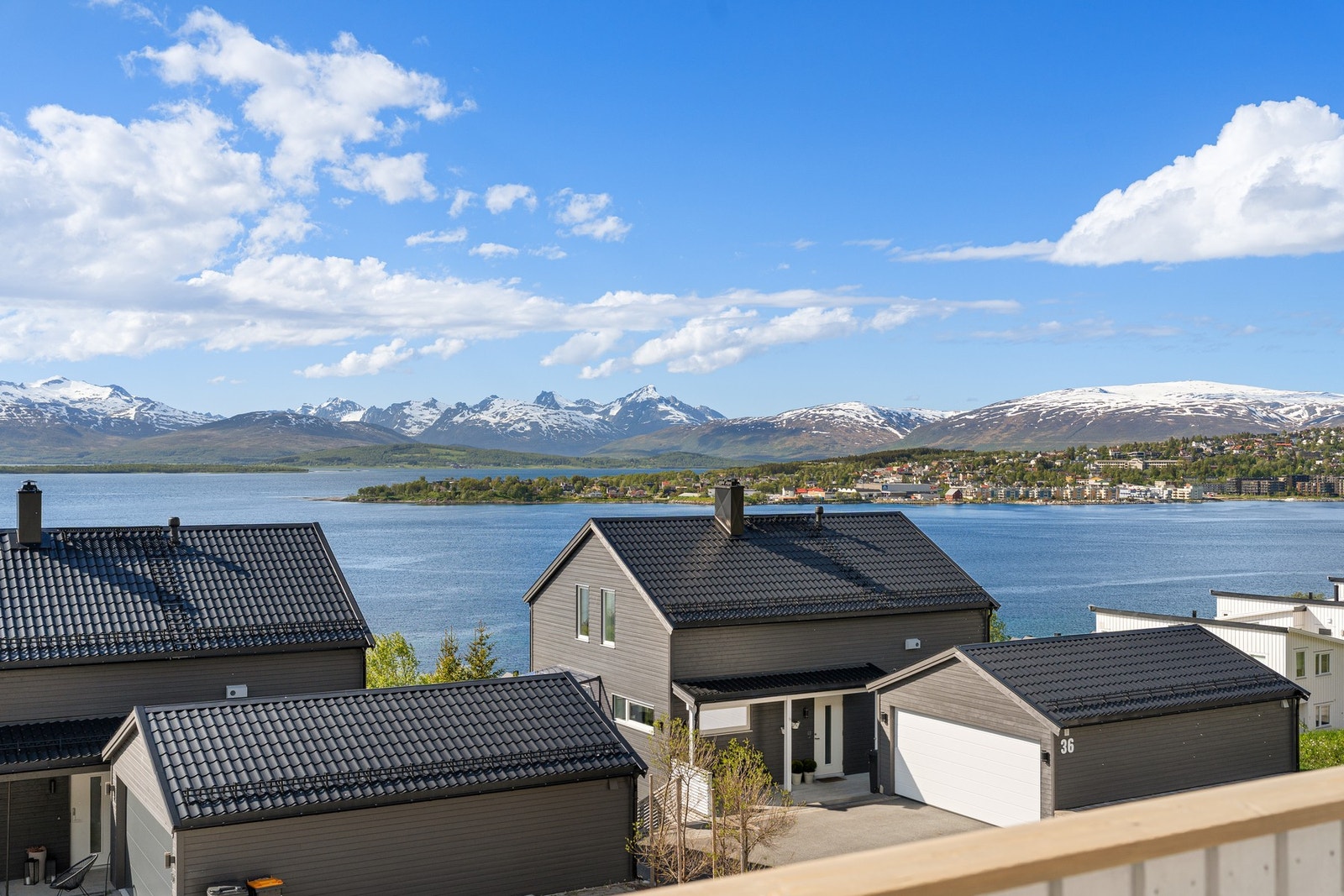 Utsikt mot nabolaget og sundet. Galleribilde