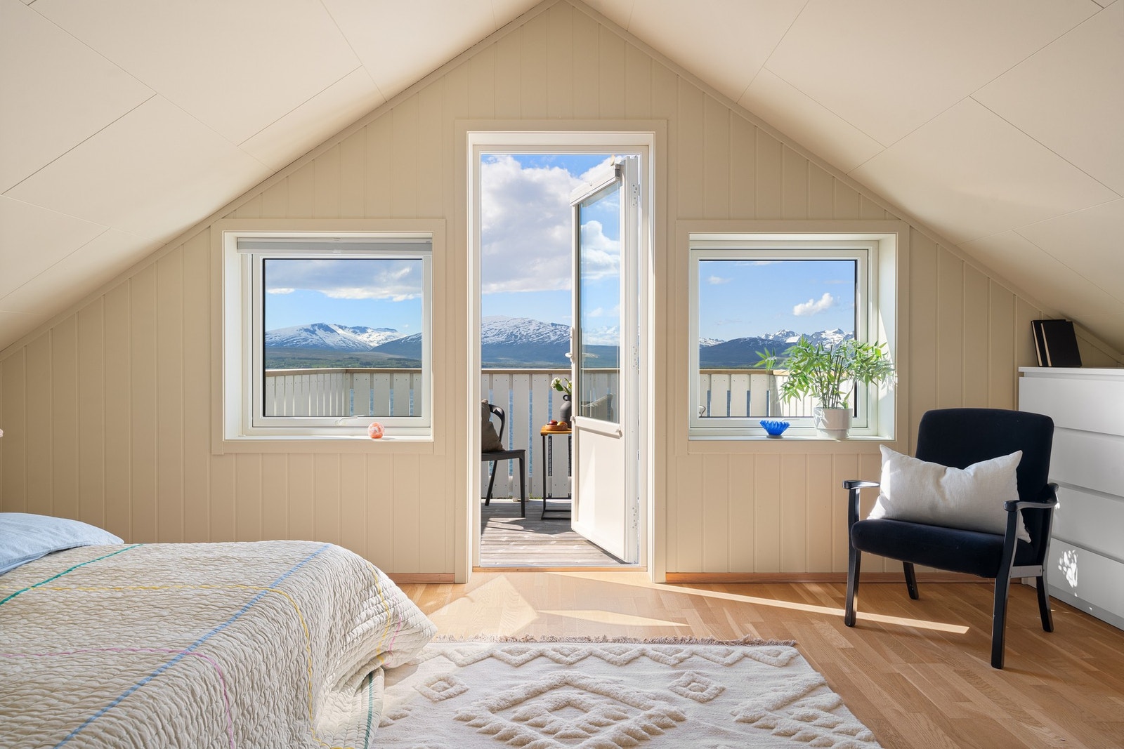 Fra soverommet og balkongen har man en uhindret utsikt over sundet og fjellene. Galleribilde