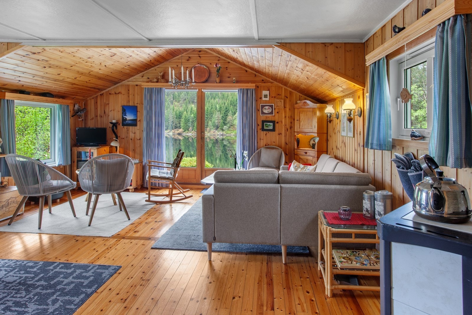 Stuen har store vindusflater som trekker naturen inn. Galleribilde