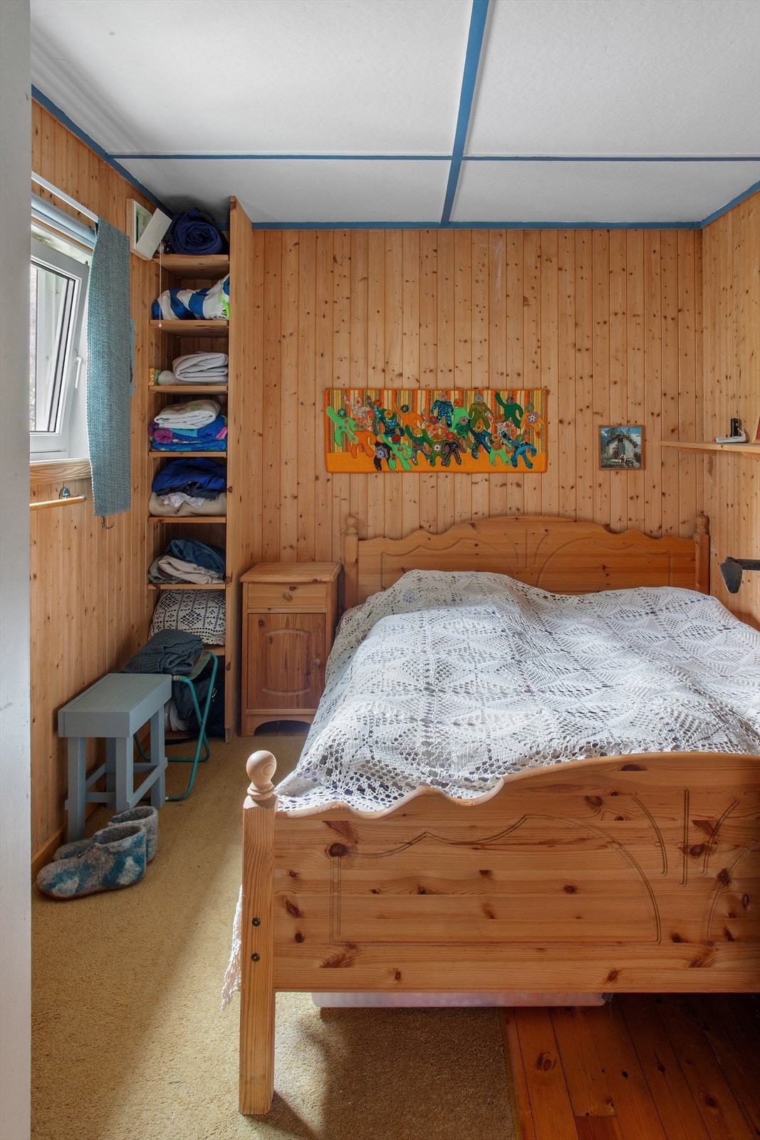 Soverom i første etasje med plassbygde hyller for oppbevaring. Galleribilde
