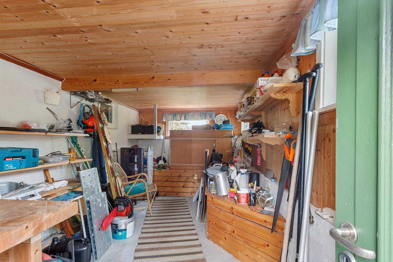 Det ene av to lagerrom i underetasjen, med god plass til verktøy og utstyr. Galleribilde