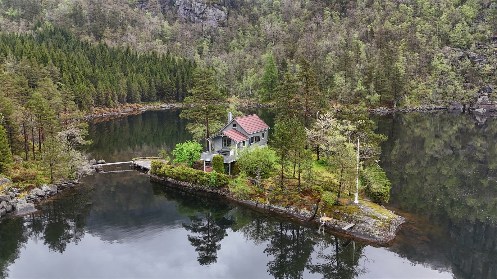 En unik beliggenhet på en egen halvøy, med vann på nesten alle kanter. Galleribilde