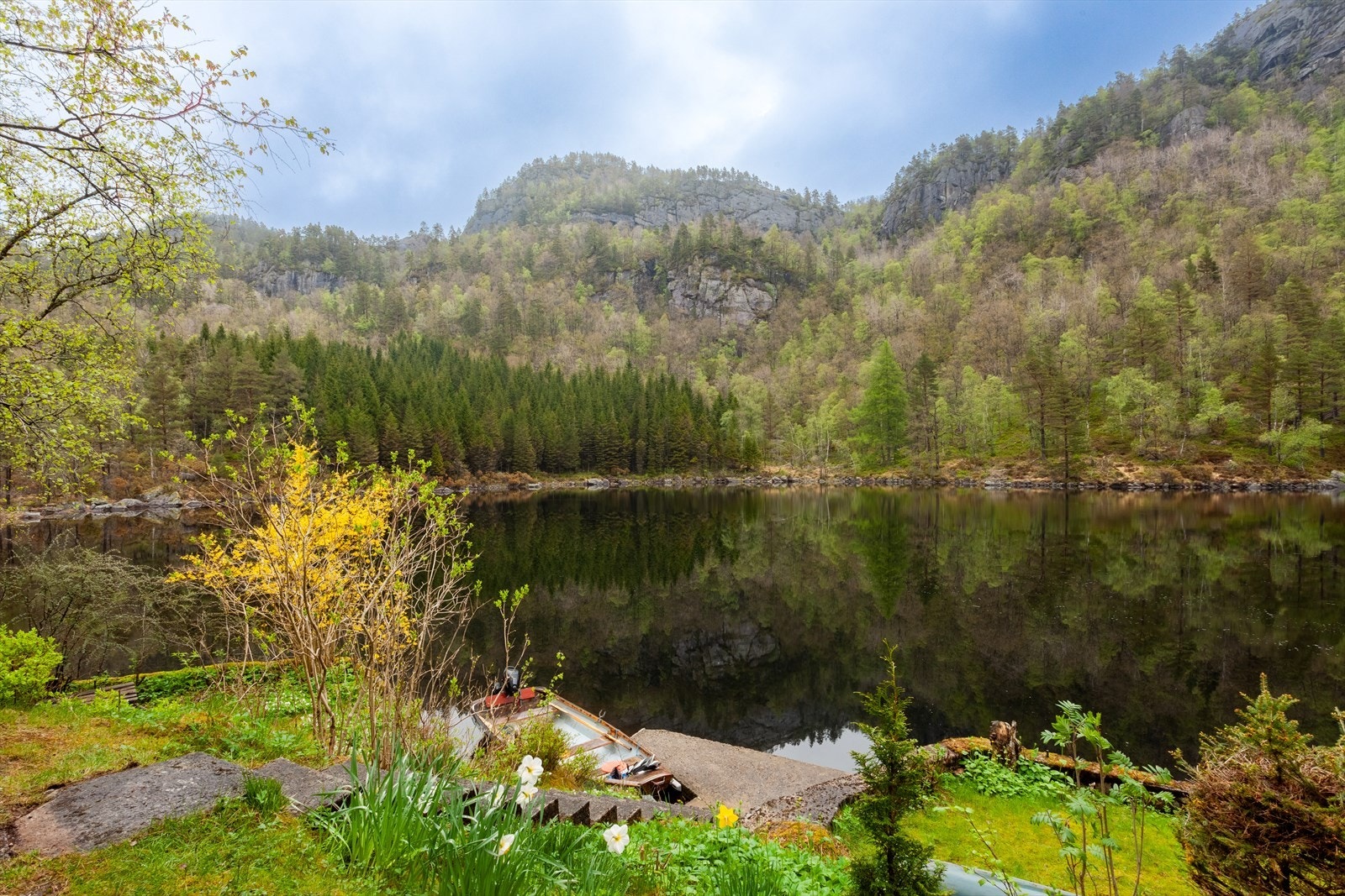 Eiendommen ligger idyllisk til ved et innlandsvann i Flekkefjord kommune. Galleribilde