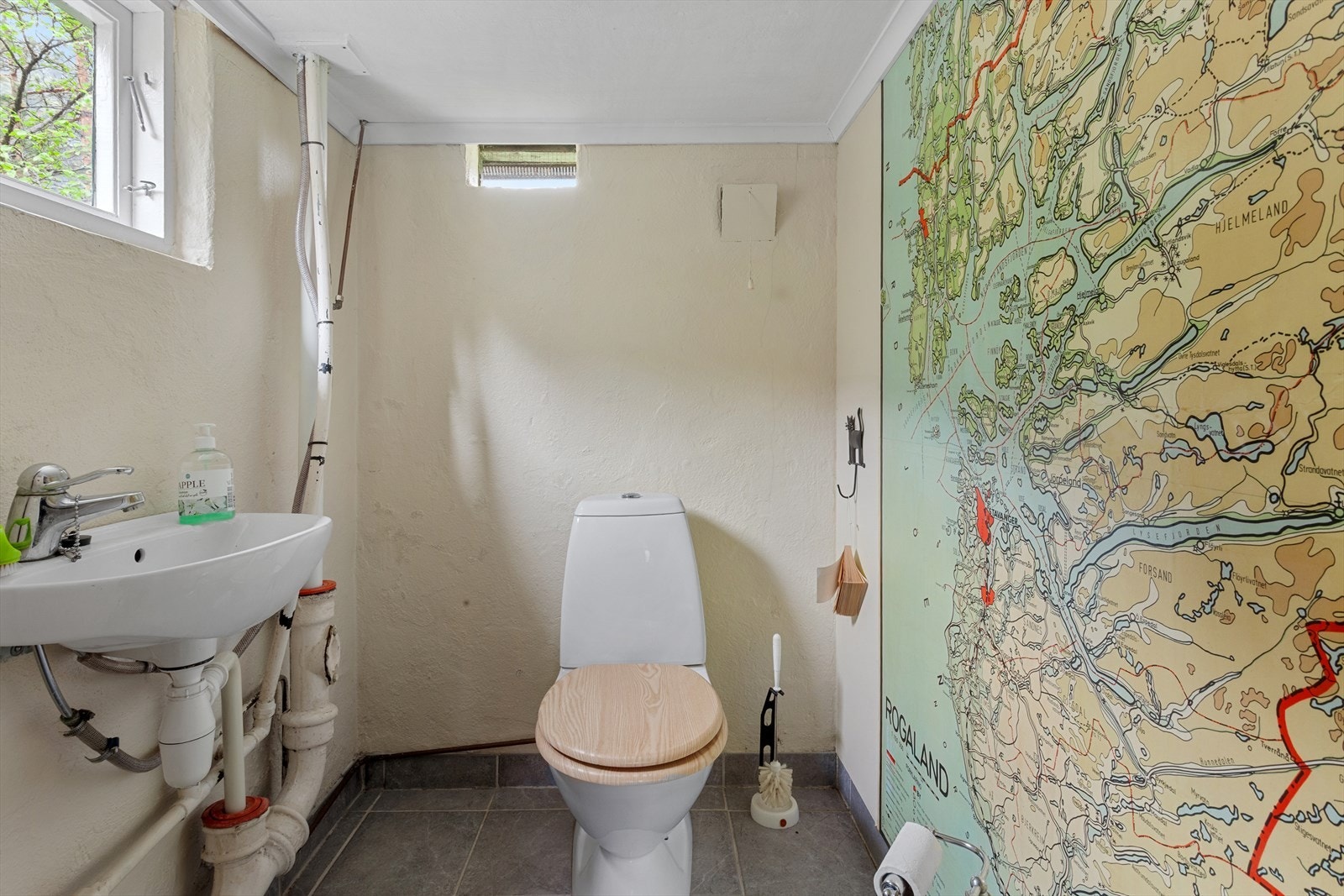 Toalettrom i underetasjen, innredet med toalett og servant. Rommet ble oppgradert i 2008. Galleribilde