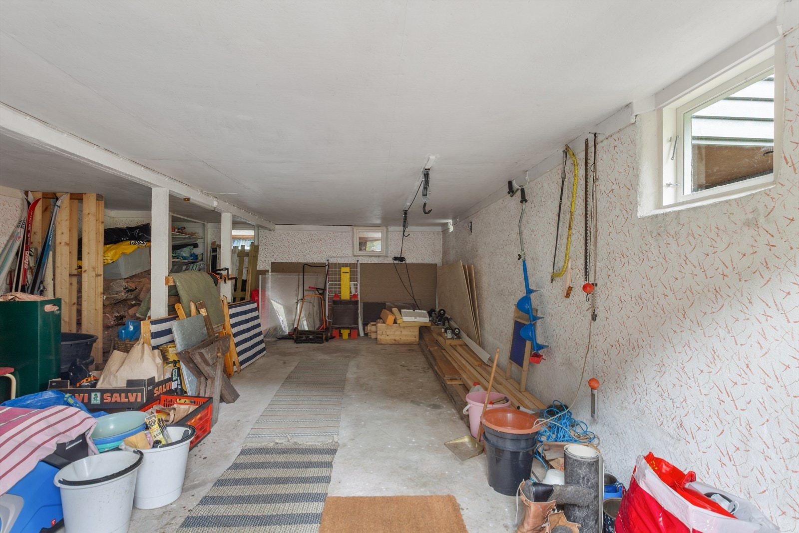 Den gamle delen av kjelleren gir rikelig med lagringsplass. Arealet har lav takhøyde. Galleribilde