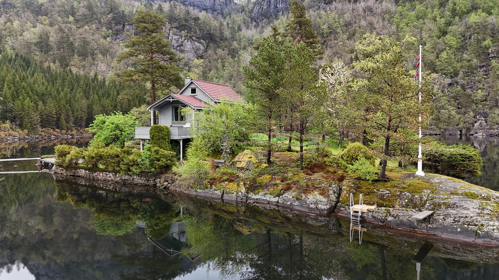 Eiendommen ligger usjenert til på en egen halvøy, med adkomst via båt eller tursti. Galleribilde