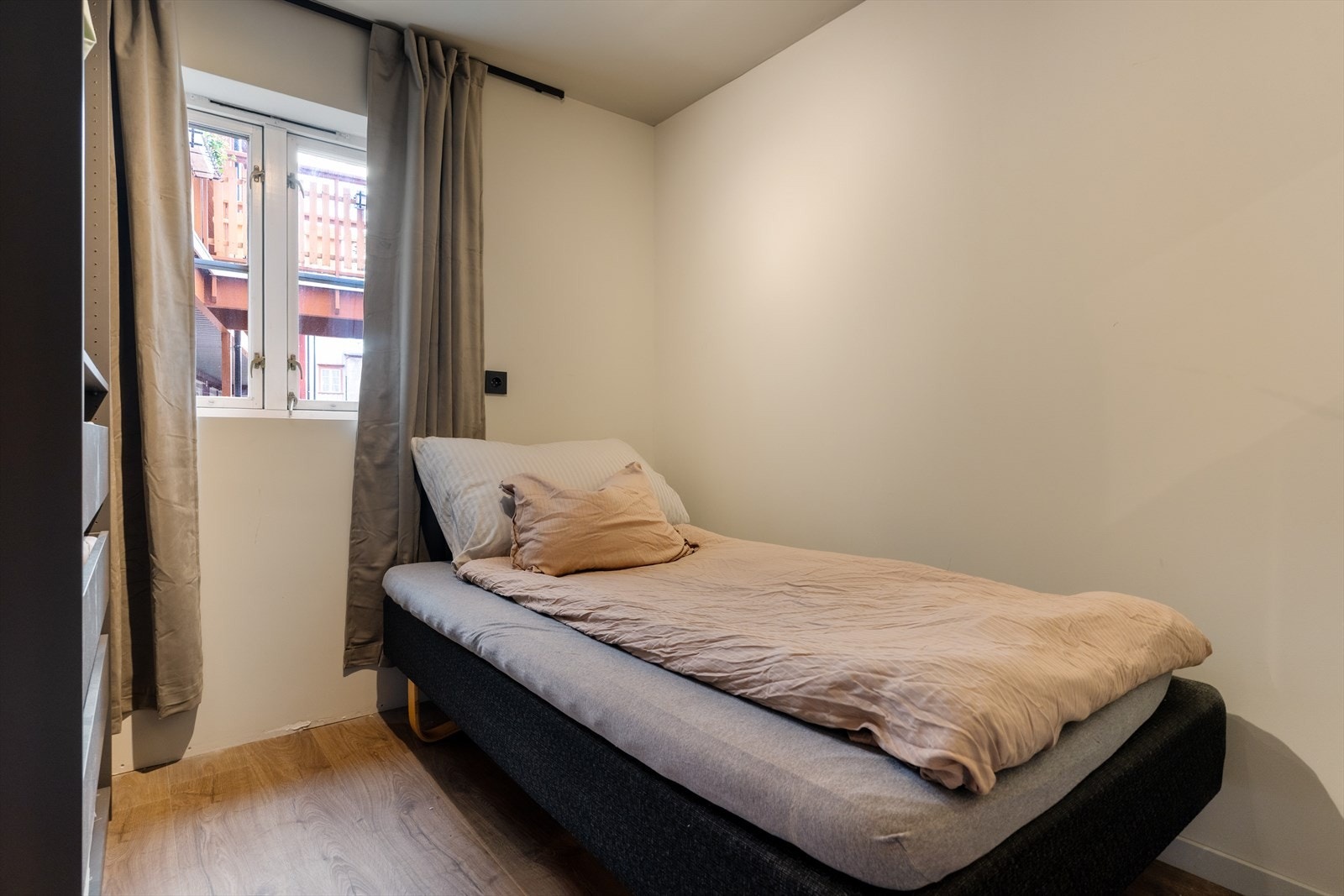 Gjestesoverommet er på 6,6kvm og ligger vendt mot det indre tunet på Borettslagets tomt. Også lekkert oppusset med 1-stavs gulv og listefrie overganger mellom vegg/himling. Galleribilde
