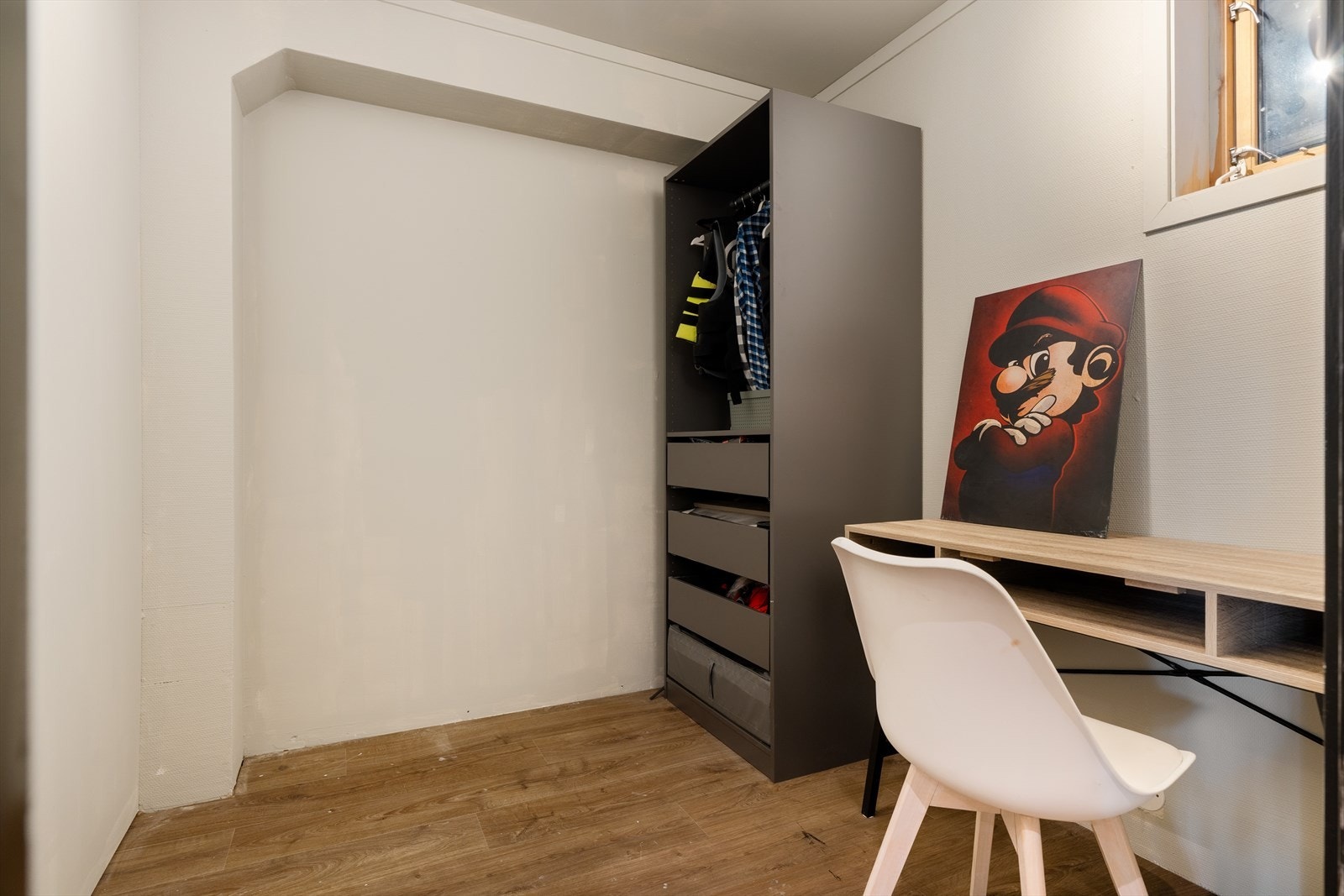 Praktisk bod benyttet som kontor ved inngang/entre. Rommet er på 4,8kvm. Galleribilde