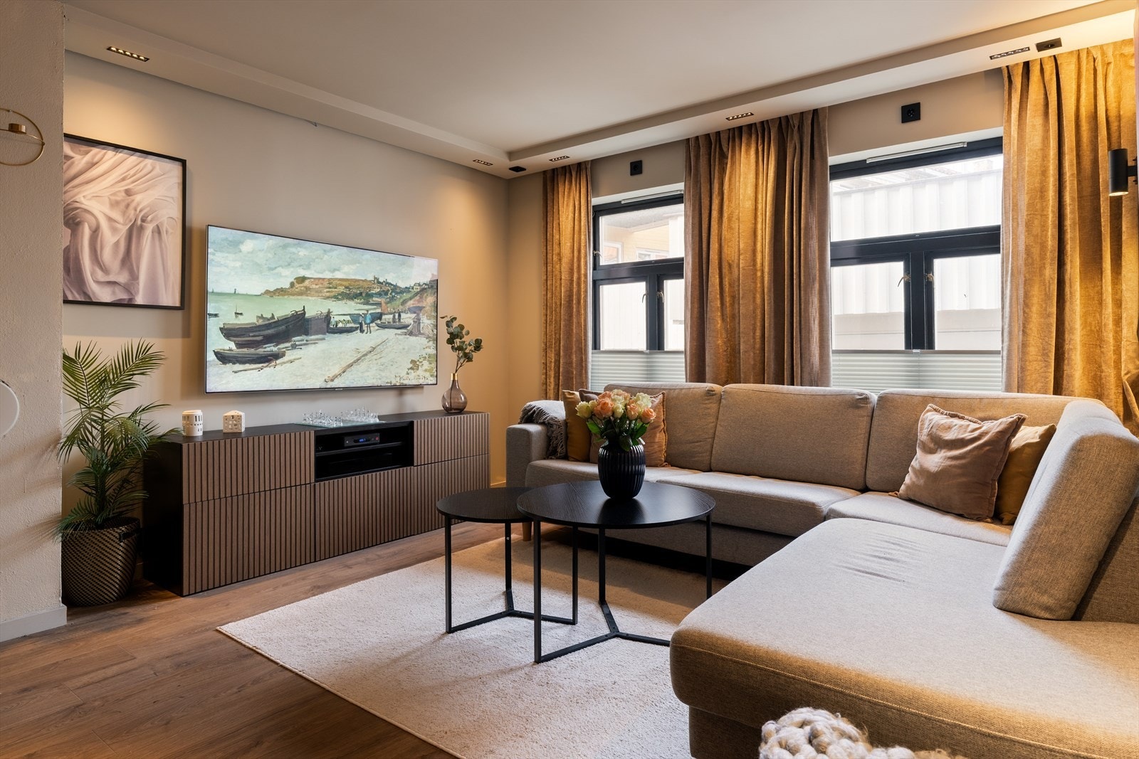 Oppussingen er utført med påkostede materialvalg og lekre detaljer. Nedfelte downlights i himling er gjennomgående for oppholdssonen. Galleribilde