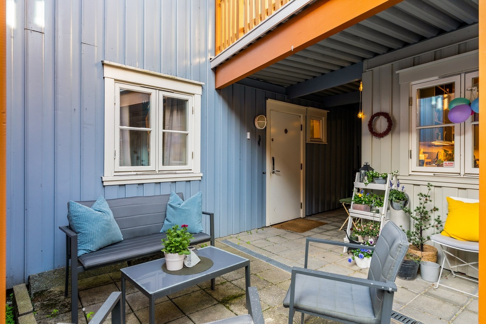 Hyggelig uteplass utenfor inngangsdør. Området tilhører borettslaget, men benyttes i hovedsak av eier av leiligheten. Galleribilde