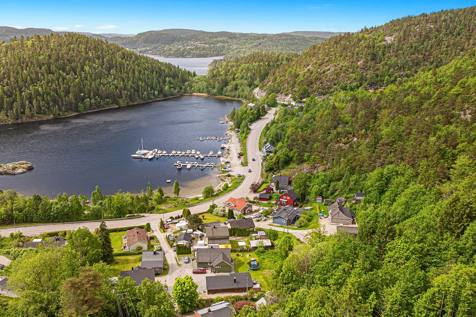 Det er også en fin strand rett nedenfor tomtene som kan benyttes. Galleribilde