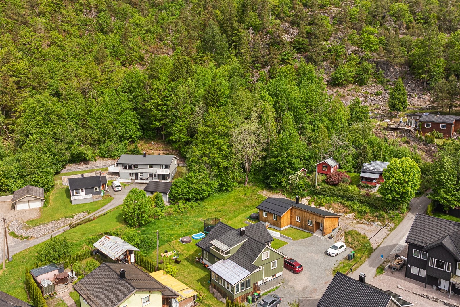 Tomtene ligger i et etablert nabolag rett ved Svanviksvingen. Galleribilde