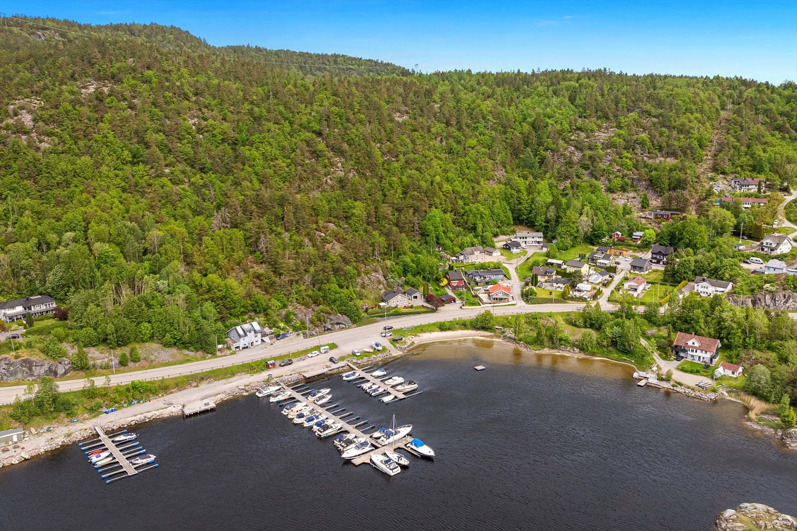 Flakvarp båtforening ligger rett nedenfor, og det er mulighet til å sette seg på liste for båtplass. Galleribilde