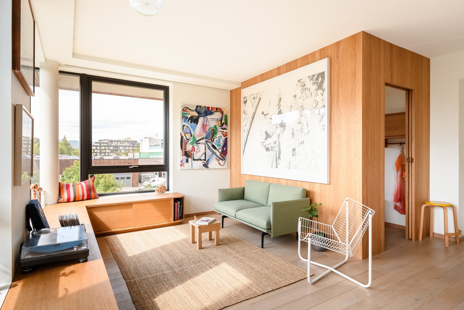 Stuen ligger høyt og fritt i 6. etasje med flott lysinnslipp. Galleribilde