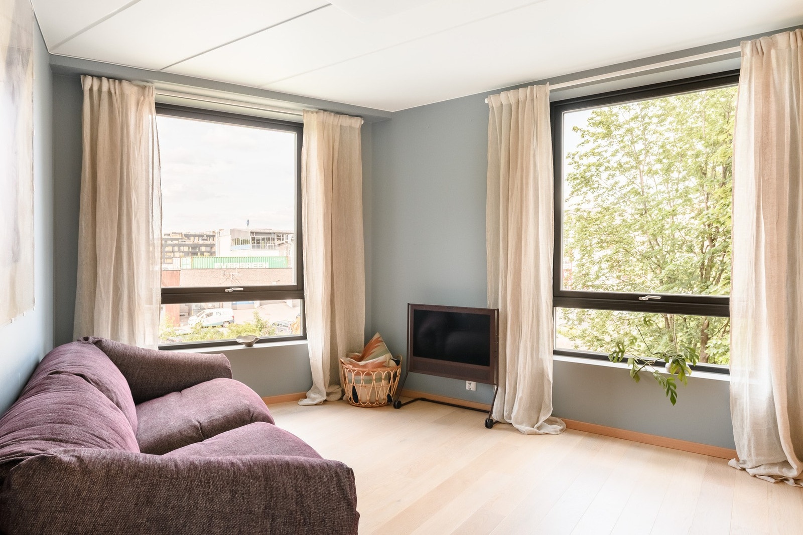 Lyst soverom med plass til dobbeltseng og garderobe. Galleribilde