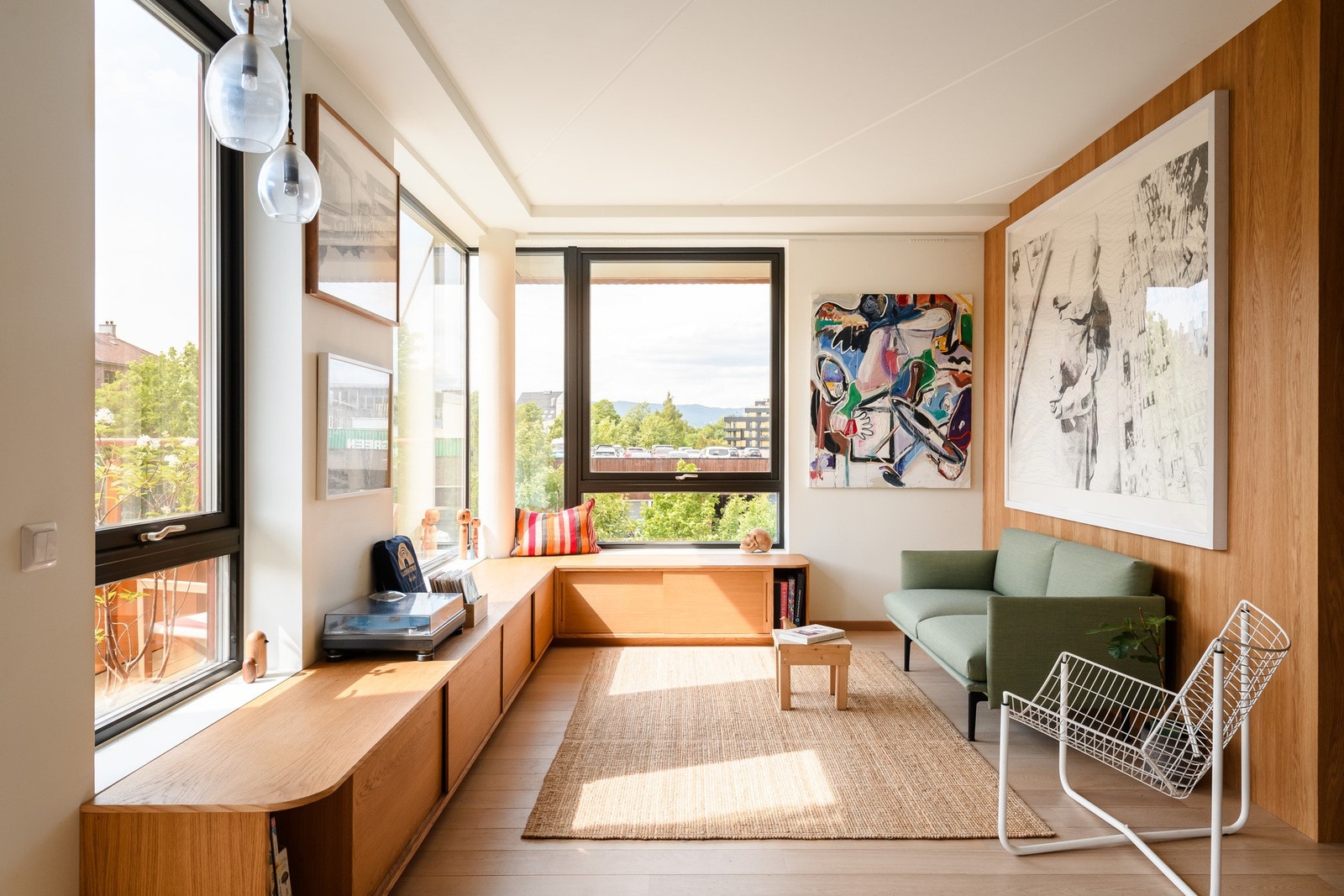 Lys og romslig stue med vinduer i flere retninger. Galleribilde