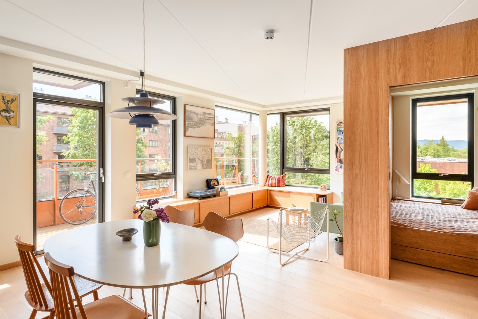 Stuen har god plass til både sofagruppe og spisebord. Utgang til balkong. Galleribilde