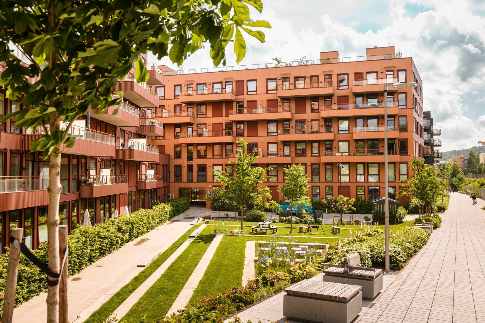 Rolige omgivelser med gode møteplasser mellom byggene. Galleribilde