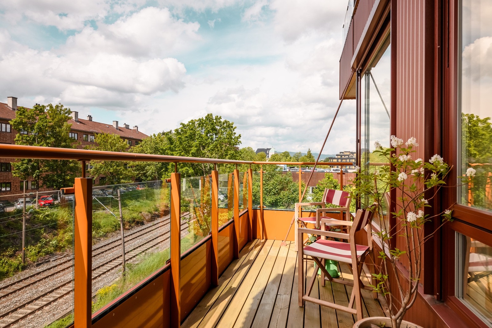Sydvestvendt balkong på ca. 8 m² med gode solforhold. Galleribilde