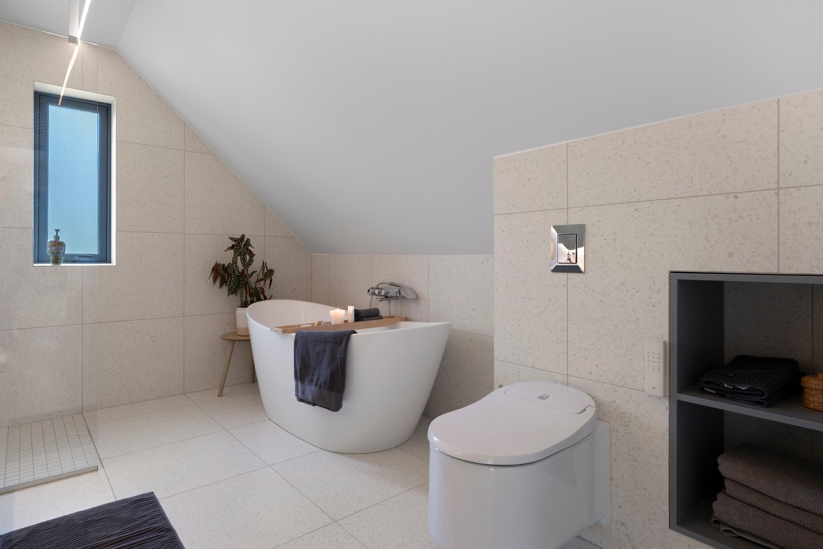 Grohe Sensia Arena. Komplett dusjtoalett system m/ selvrensende dyser for justering av vanntemp, trykk osv. Galleribilde