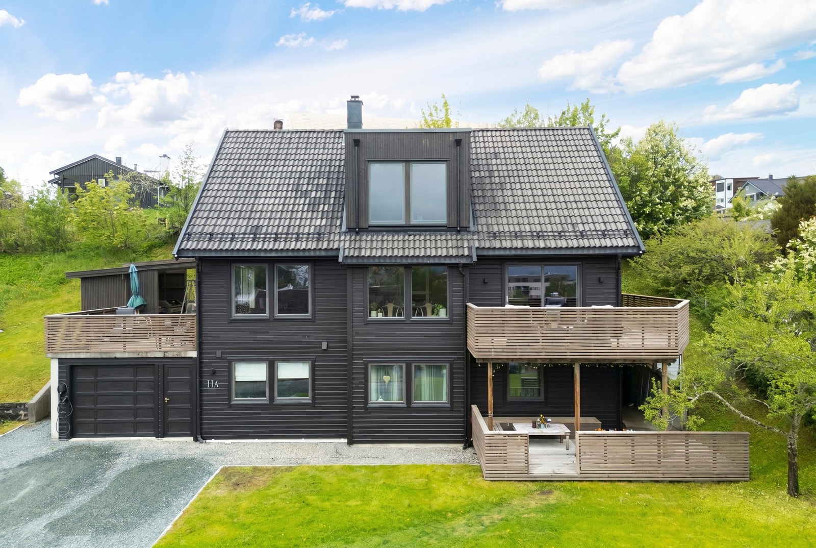 Velkommen inn i sokkelleiligheten, denne har også egen terrasse på ca. 30 kvm. Galleribilde