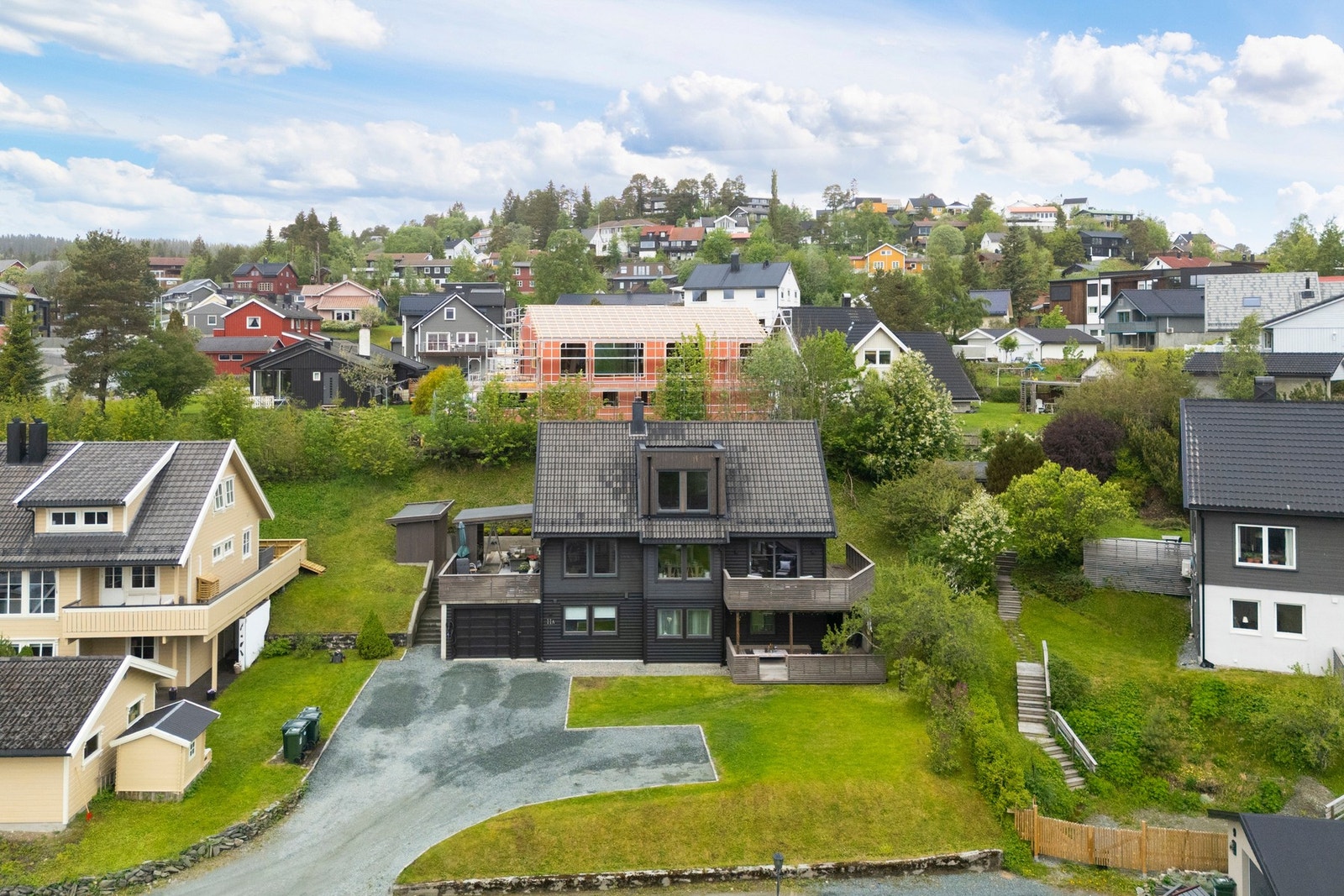 Garasjen er oppmålt til 30,2 kvm. Her er også montert elbil-lader. Galleribilde