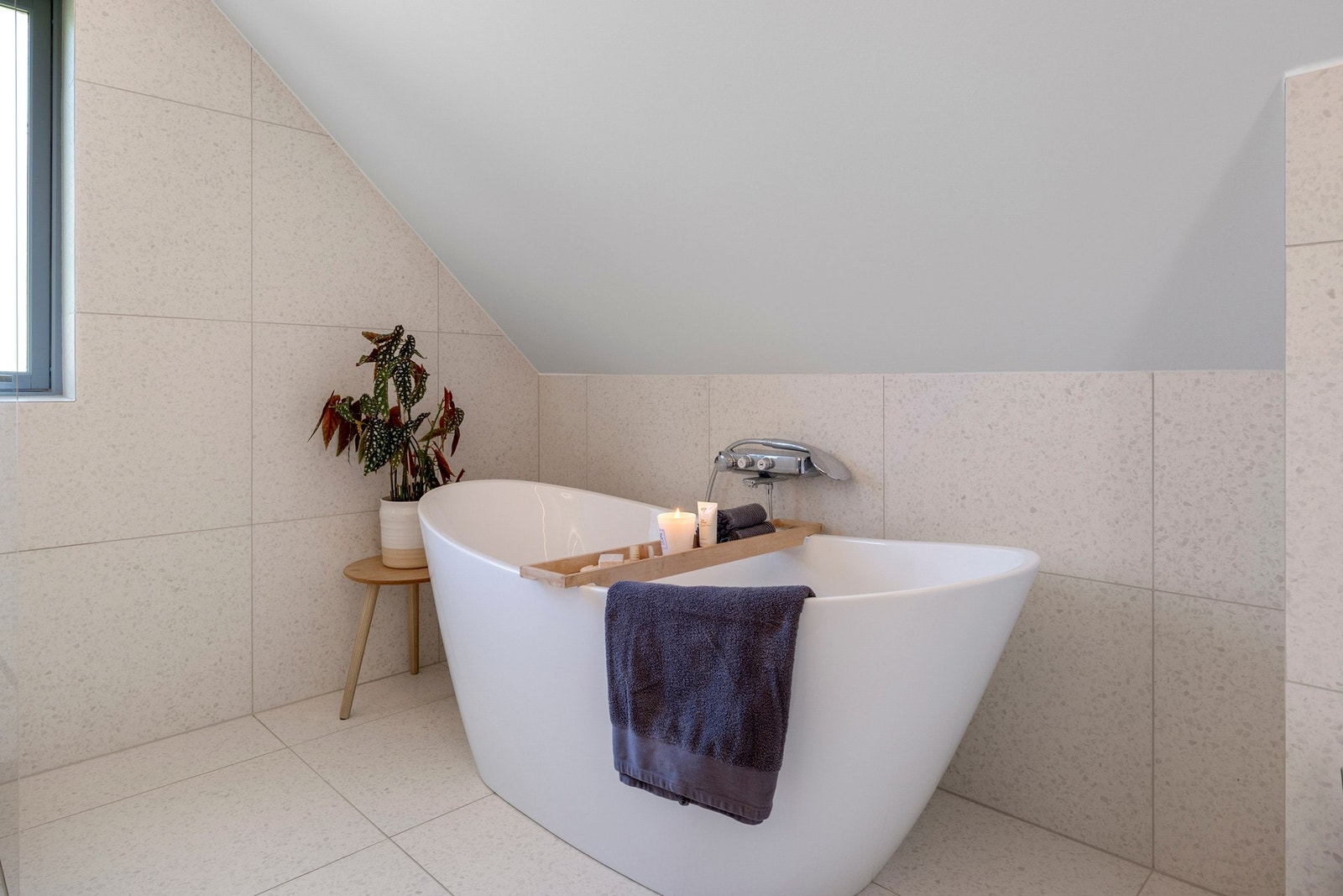 Deilig badekar i stilig design. . Grohe Euphoria badekar-armatur. Galleribilde
