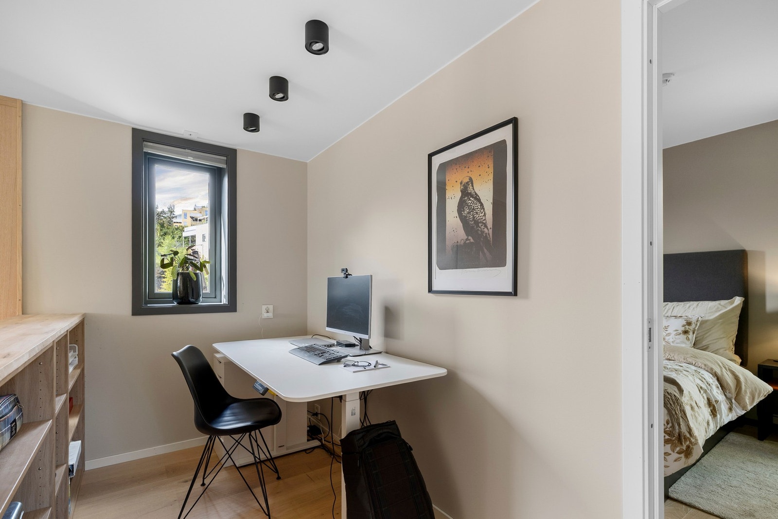 Praktisk hjemmekontor, også her med eksklusiv belysning! Galleribilde