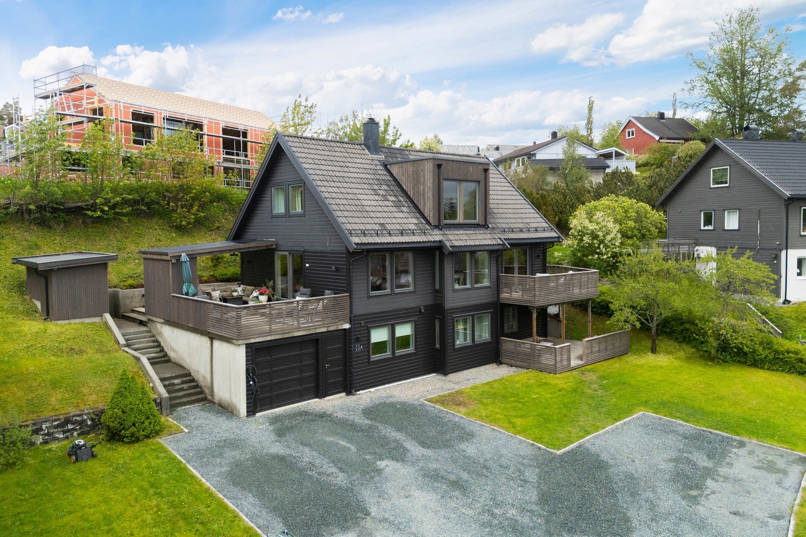 Gårdsplassen har god kapasitet til flere biler. Galleribilde