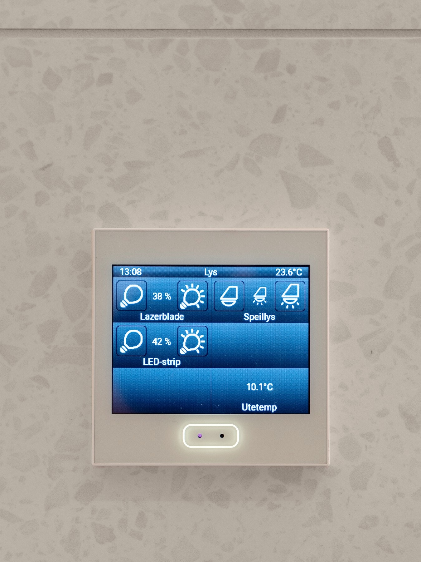 Touchscreen display fra Zennio i stort sett alle rom. Galleribilde