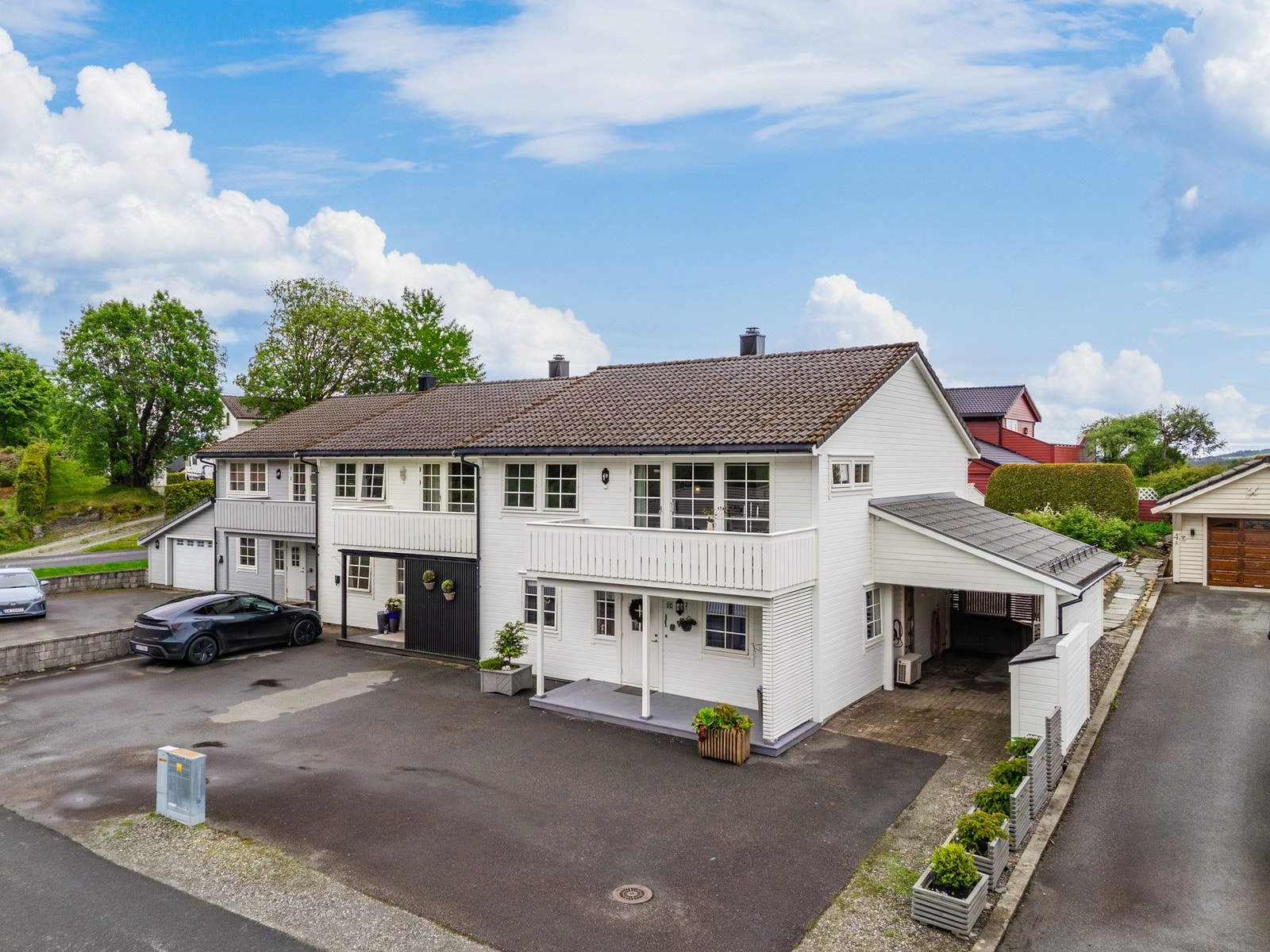 Fra eiendommen har man videre gang- og sykkelavstand til bussholdeplass, Kiwi Holme, barnehage, skole m.m. Galleribilde