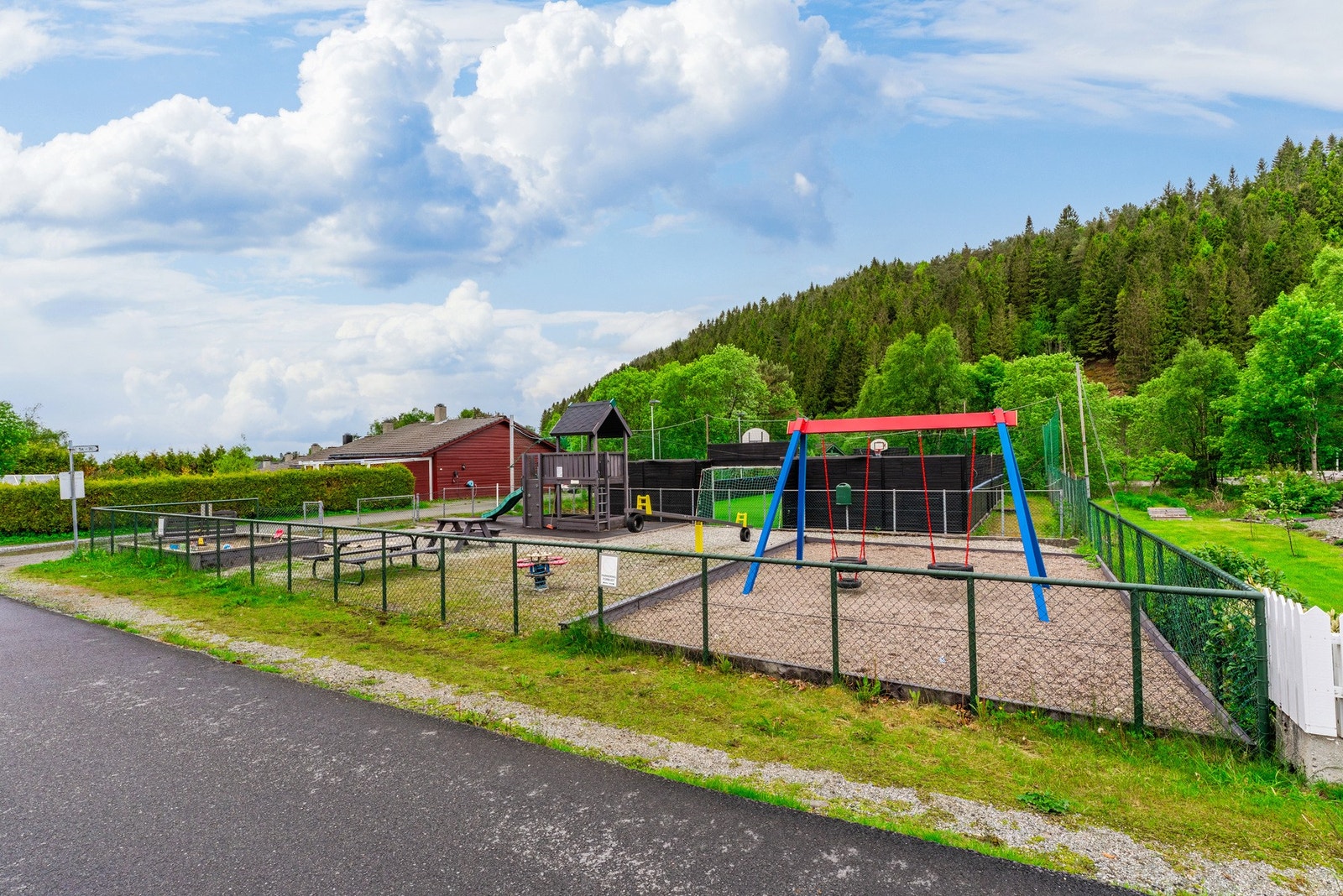 Like ved huset finner man lekeplass og.. Galleribilde