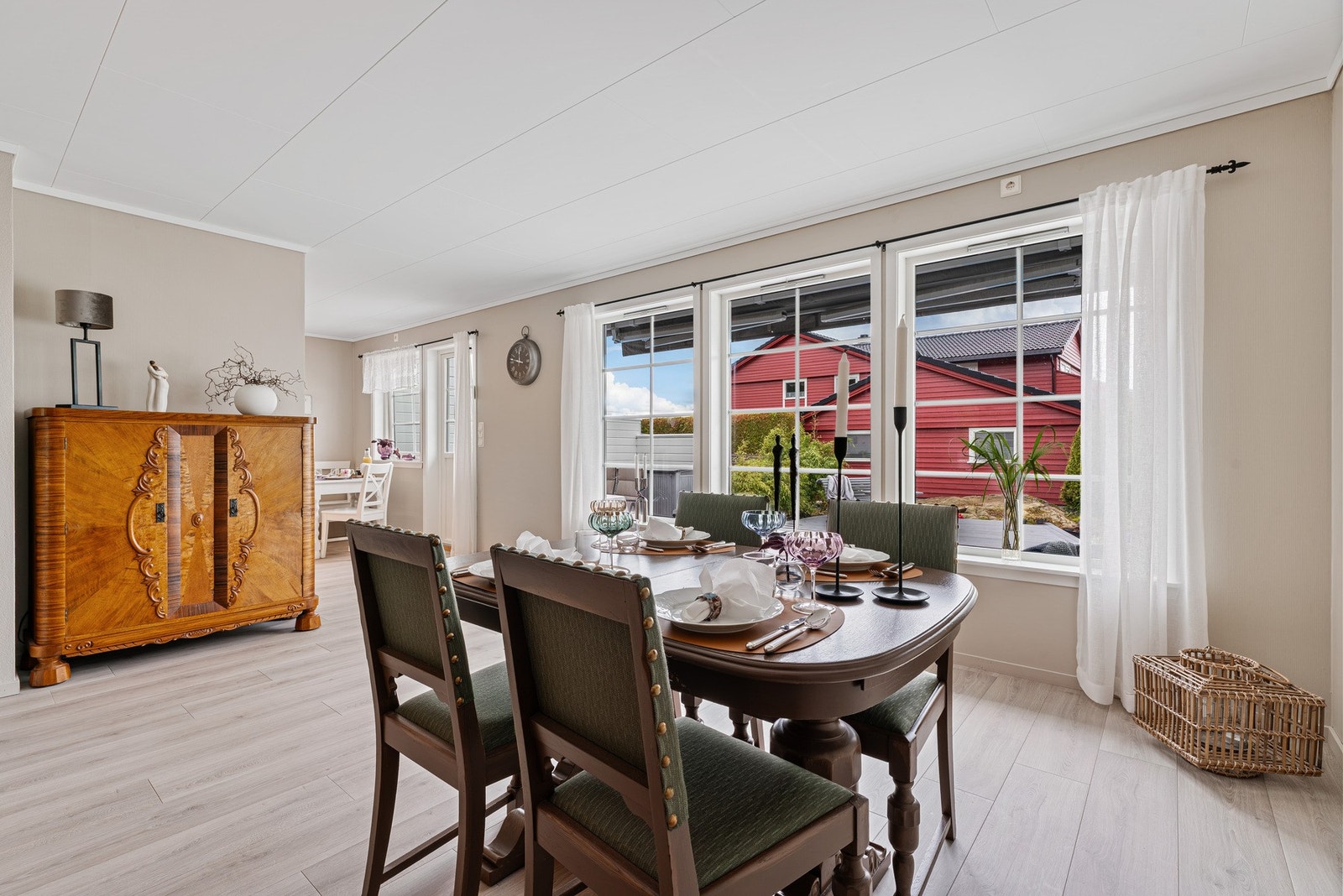 Store vindusflater sørger for godt med lysinnslipp og utsikt mot uteområde/ terrasse Galleribilde
