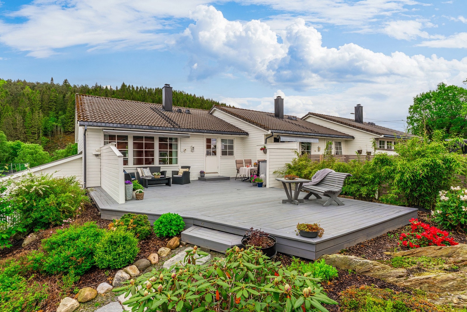 Uteområdet er flott opparbeidet med beplantning, belysning i terrassebord, gangvei med skiferstein m.m. Galleribilde