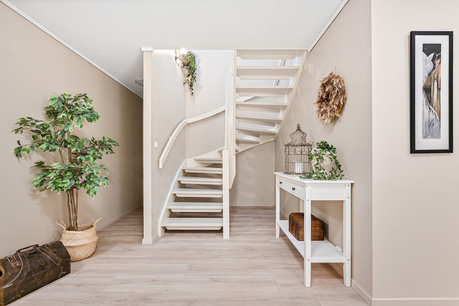 Trappegang/ hall i første etasje. Lyst og trivelig også her Galleribilde