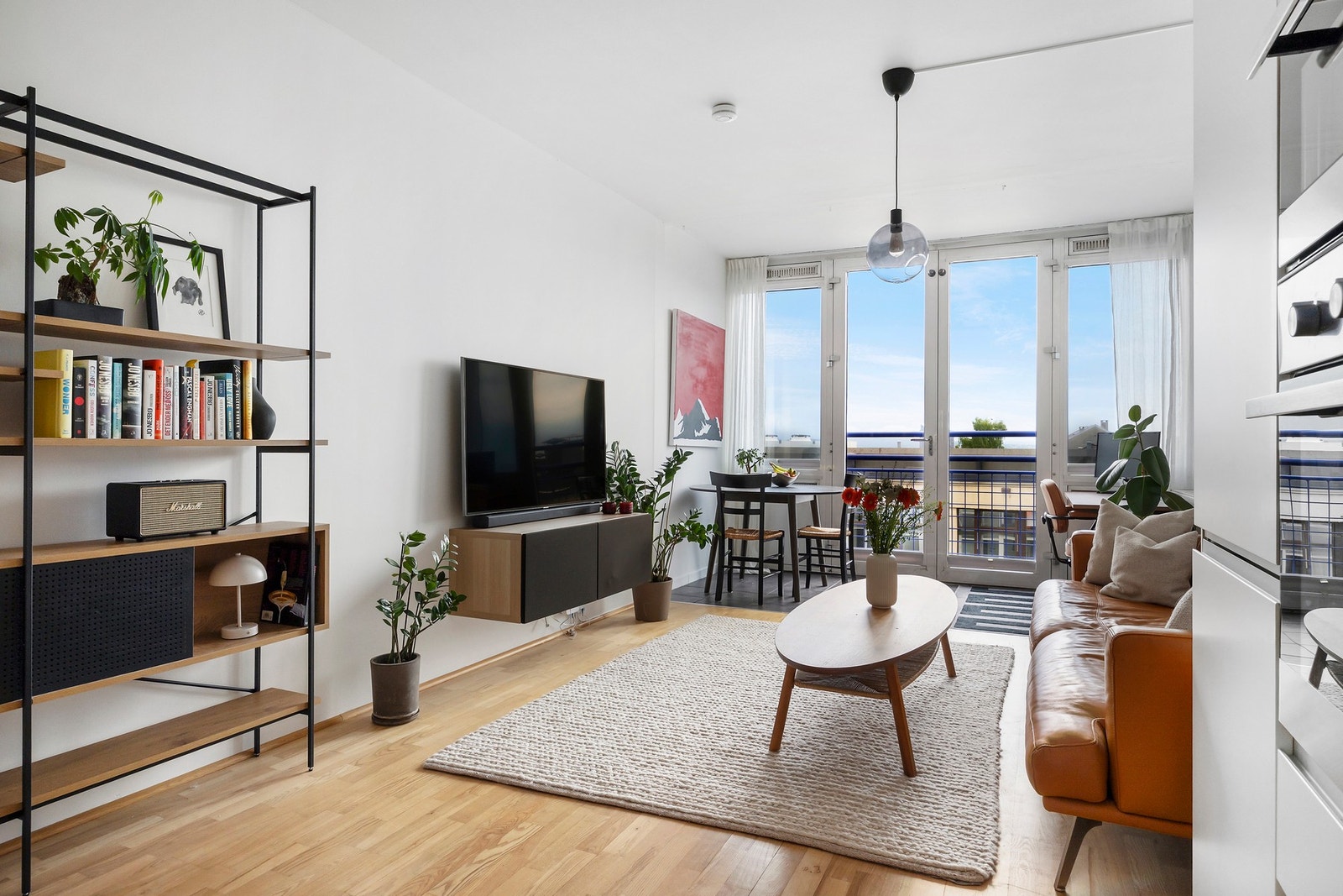 Romslig stue med plass til sofa, tv-møblement og spisebord Galleribilde