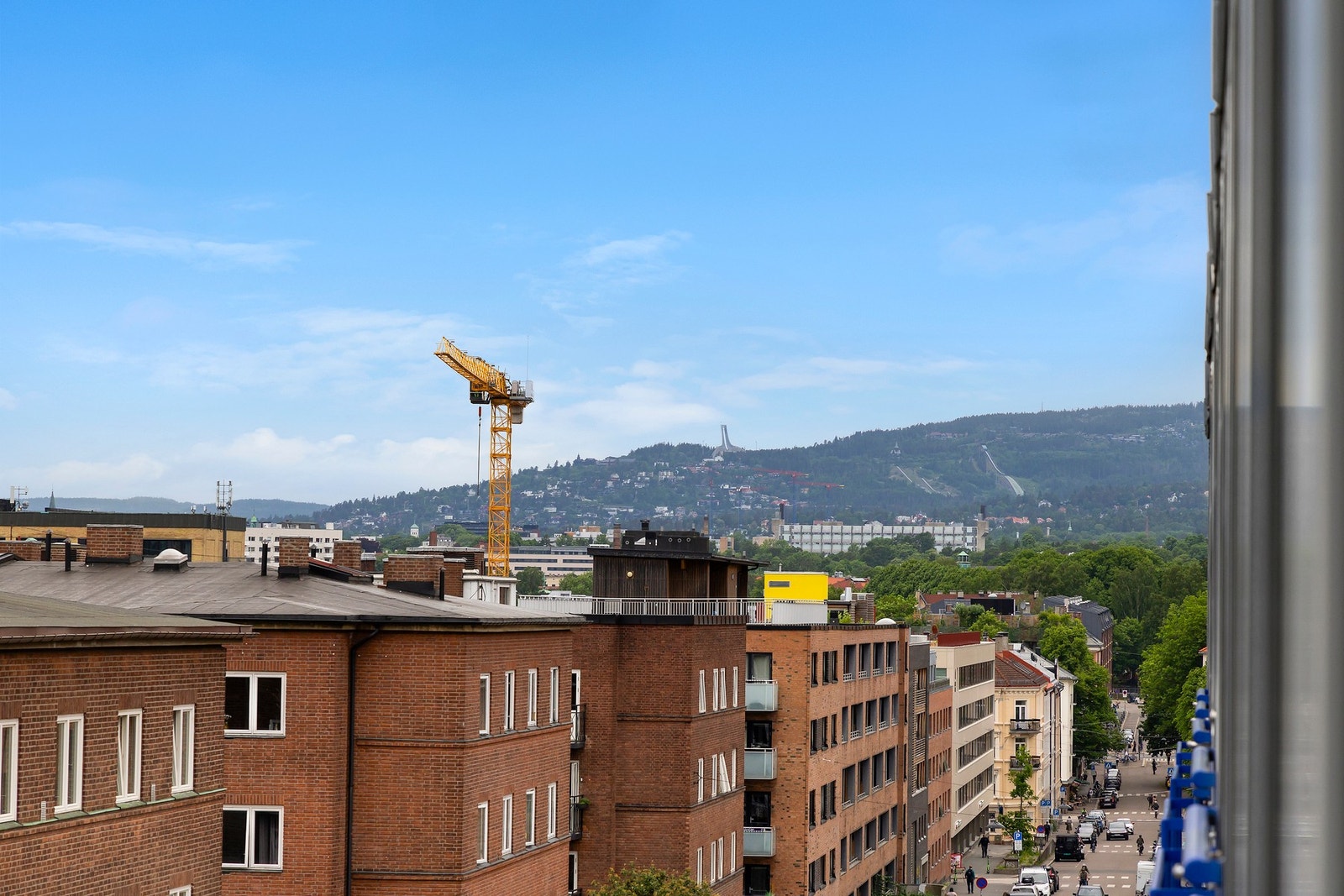 Flott utsikt over Holmenkollen fra stuen Galleribilde
