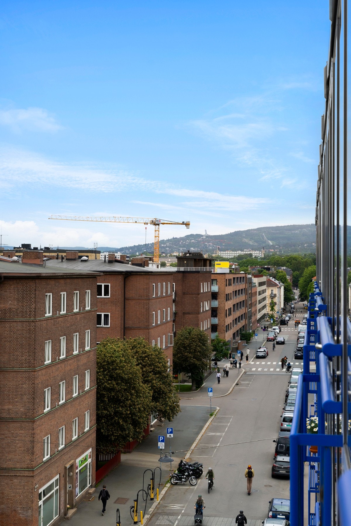 Titter man ut fra stuen ser man Holmenkollen Galleribilde