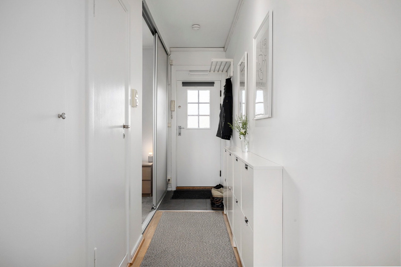 Entrè med muligheter for å henge fra seg yttertøy og sko Galleribilde