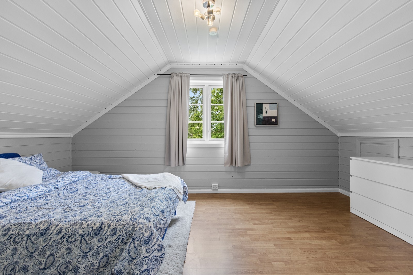 Stort soverom i loftsetasjen Galleribilde